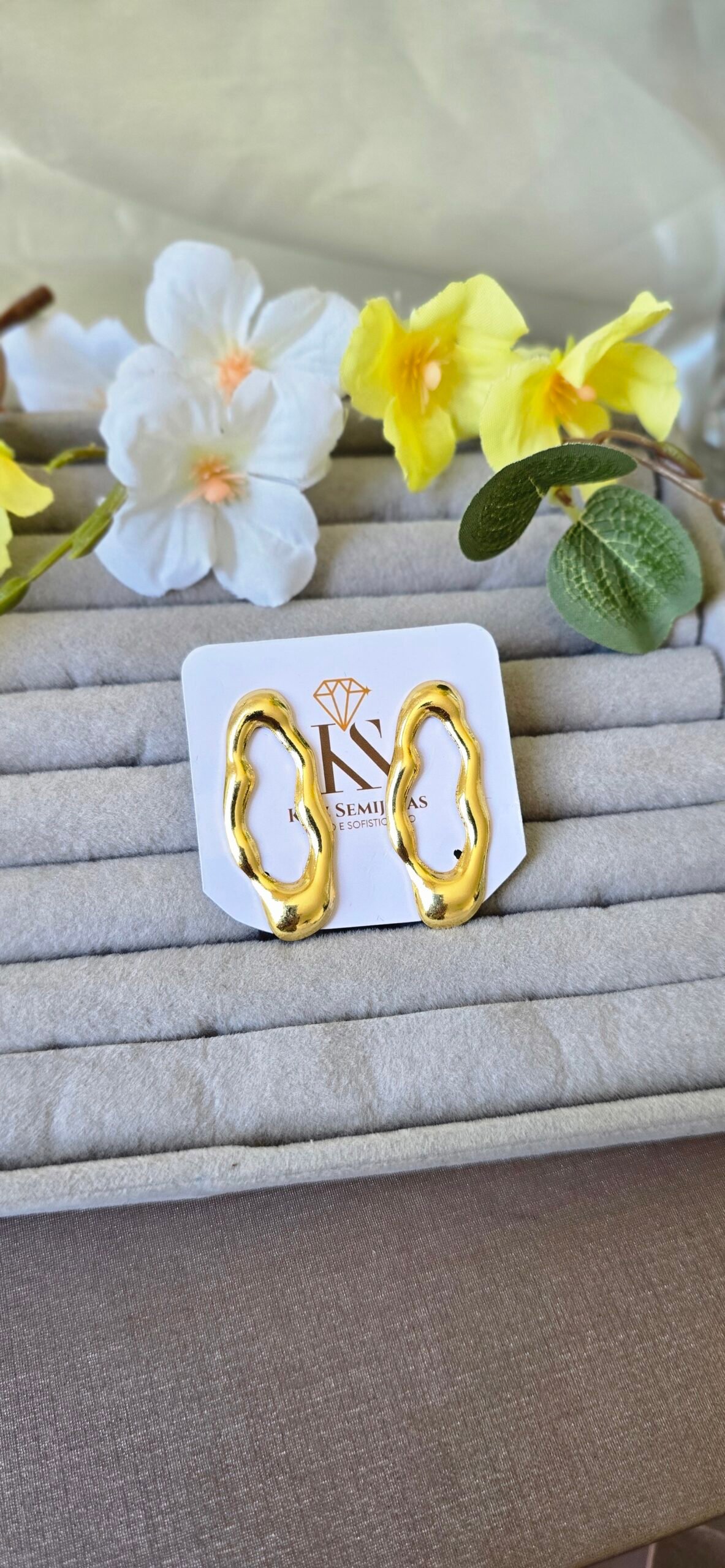 Brinco Dourado Orgânico Vazado – Design Moderno e Escultural - Imagem 2