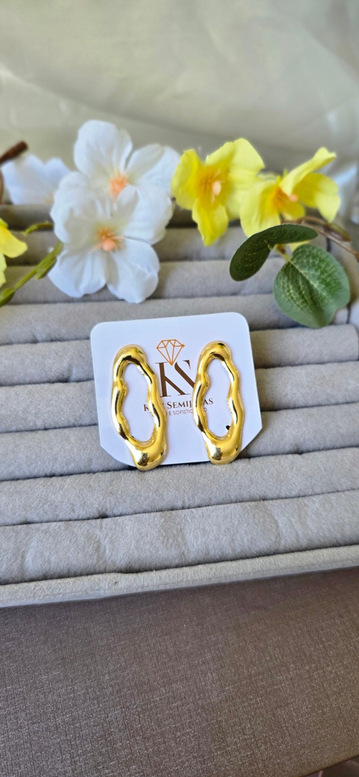 Brinco Dourado Orgânico Vazado – Design Moderno e Escultural - Imagem 7