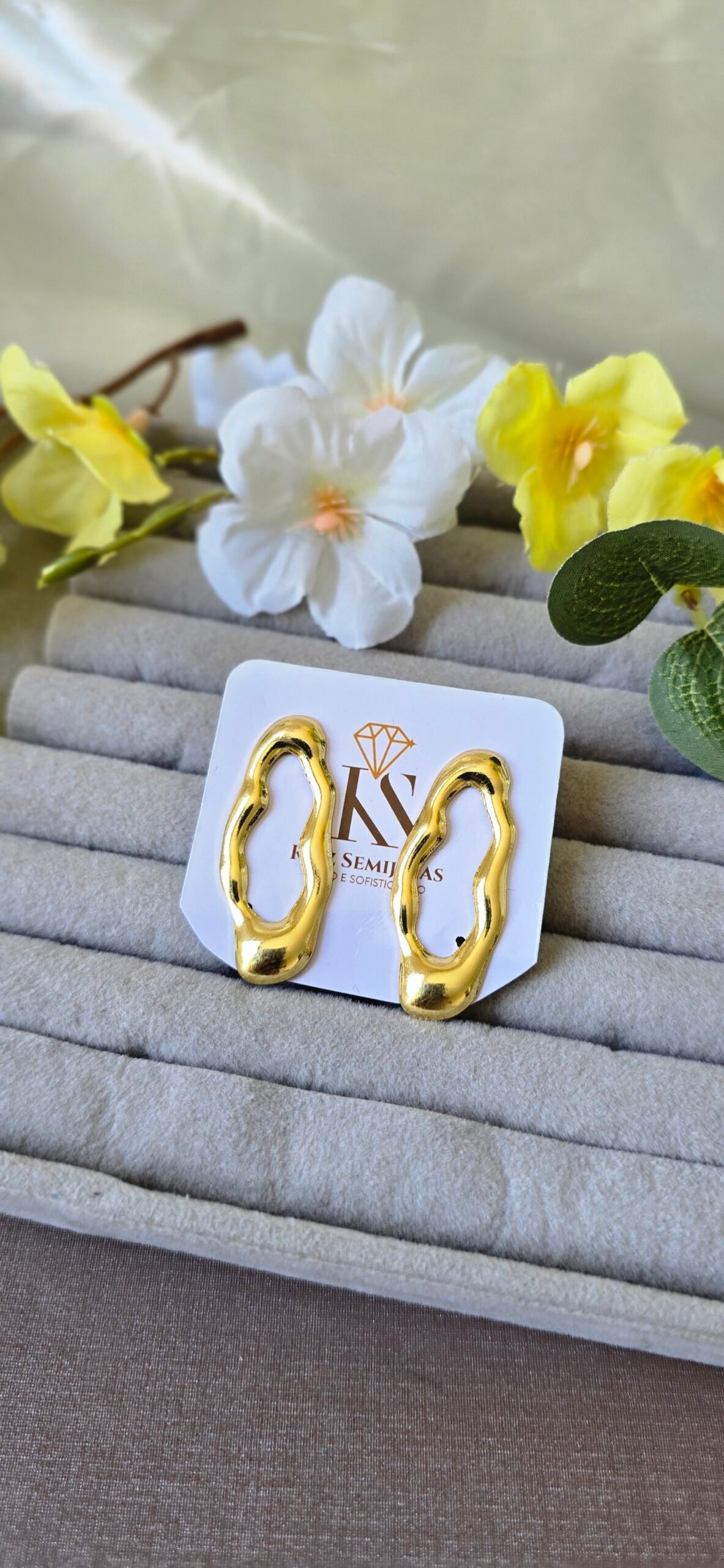 Brinco Dourado Orgânico Vazado – Design Moderno e Escultural - Imagem 8