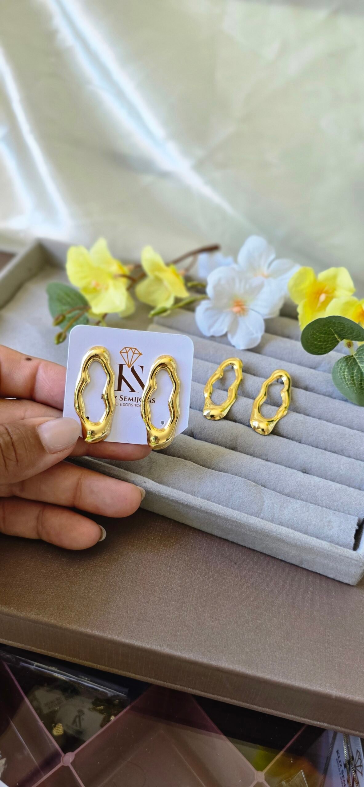 Brinco Dourado Orgânico Vazado – Design Moderno e Escultural - Imagem 3