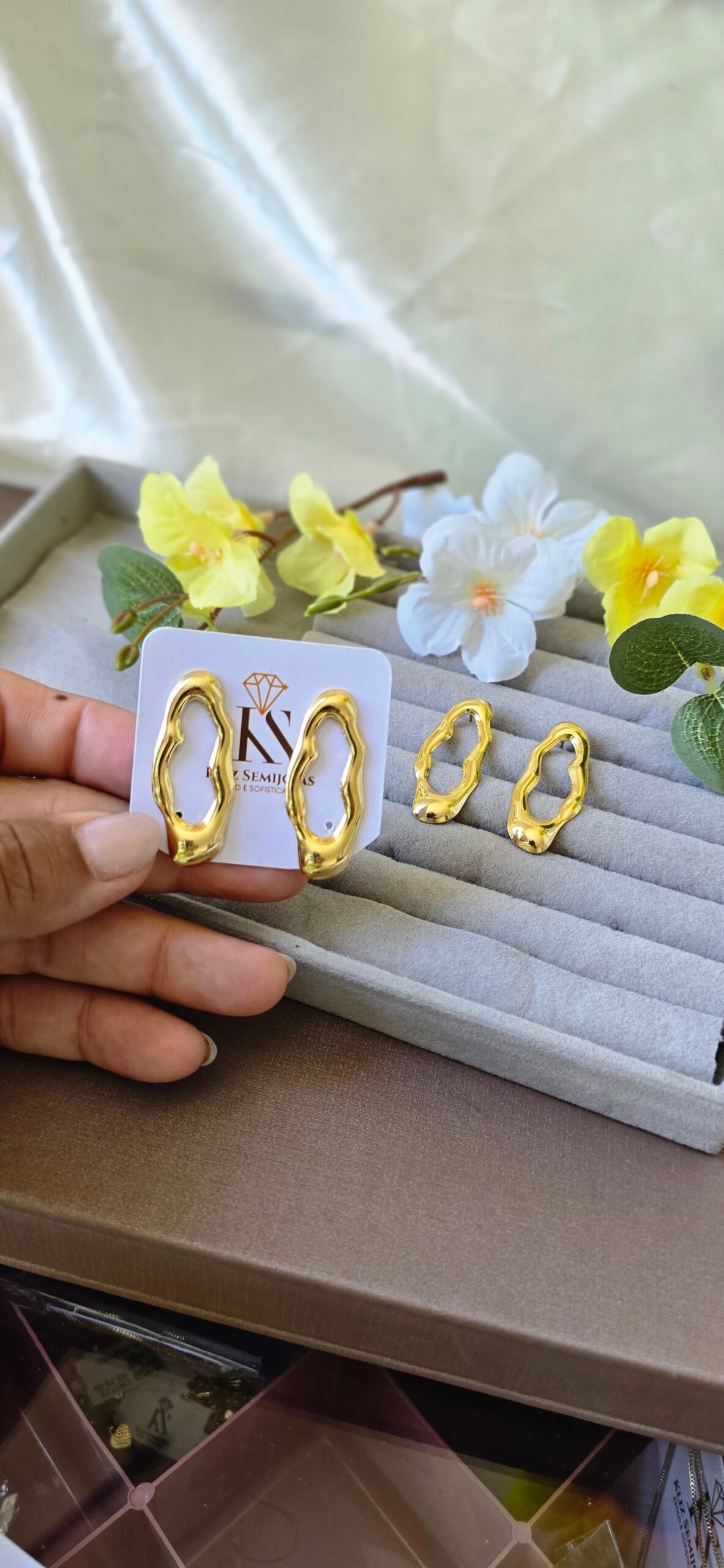 Brinco Dourado Orgânico Vazado – Design Moderno e Escultural - Imagem 9