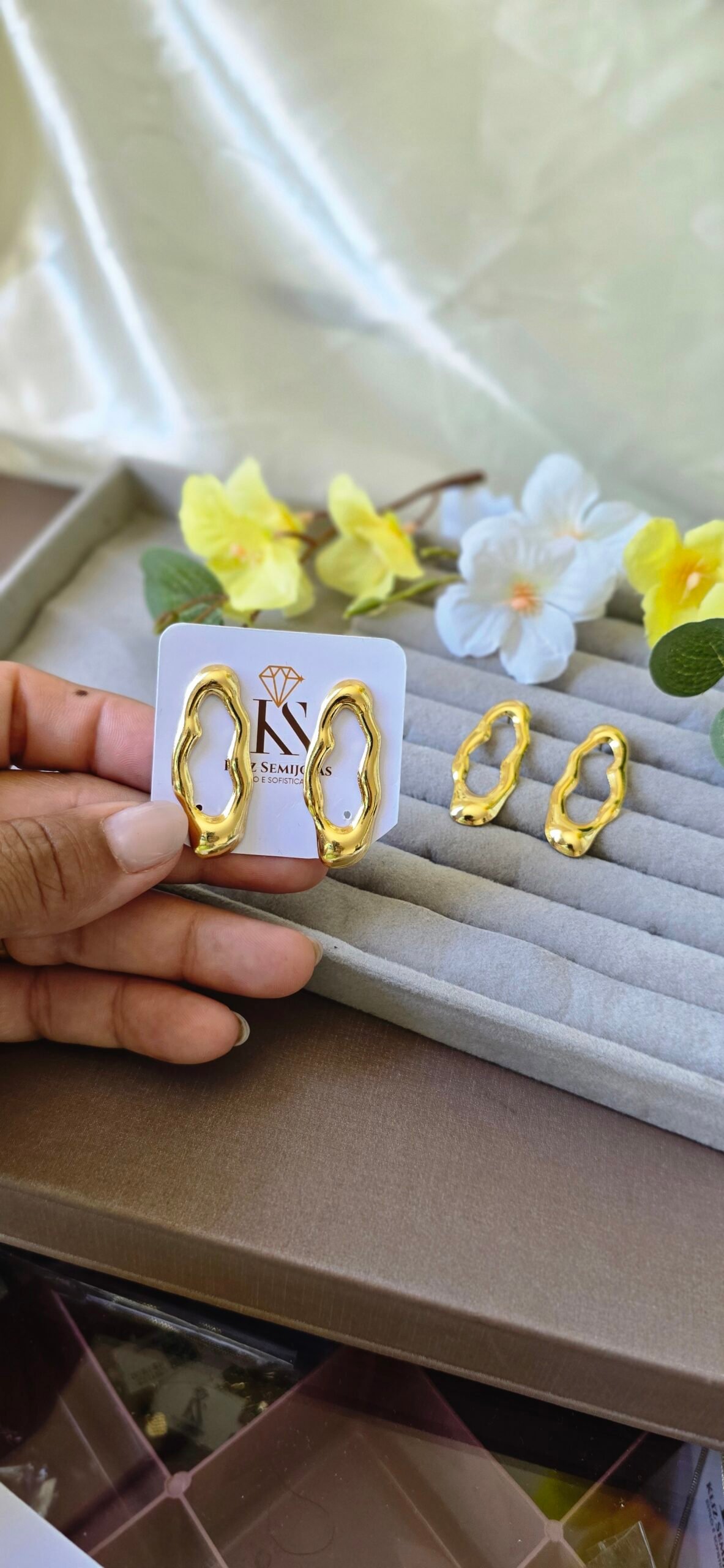 Brinco Dourado Orgânico Vazado – Design Moderno e Escultural - Imagem 4