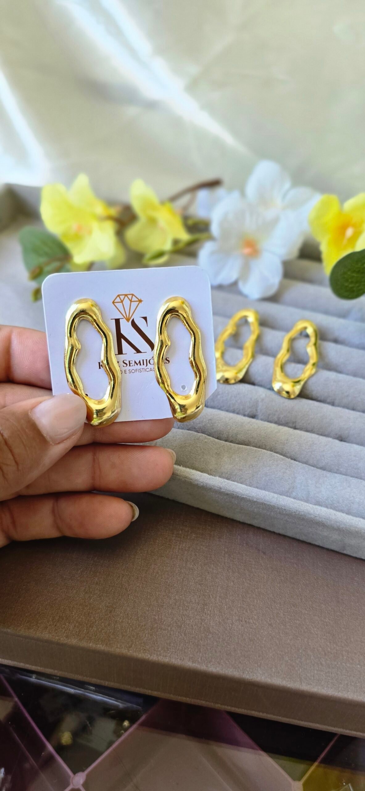 Brinco Dourado Orgânico Vazado – Design Moderno e Escultural - Imagem 10