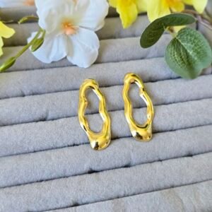 Brinco Dourado Orgânico Vazado – Design Moderno e Escultural