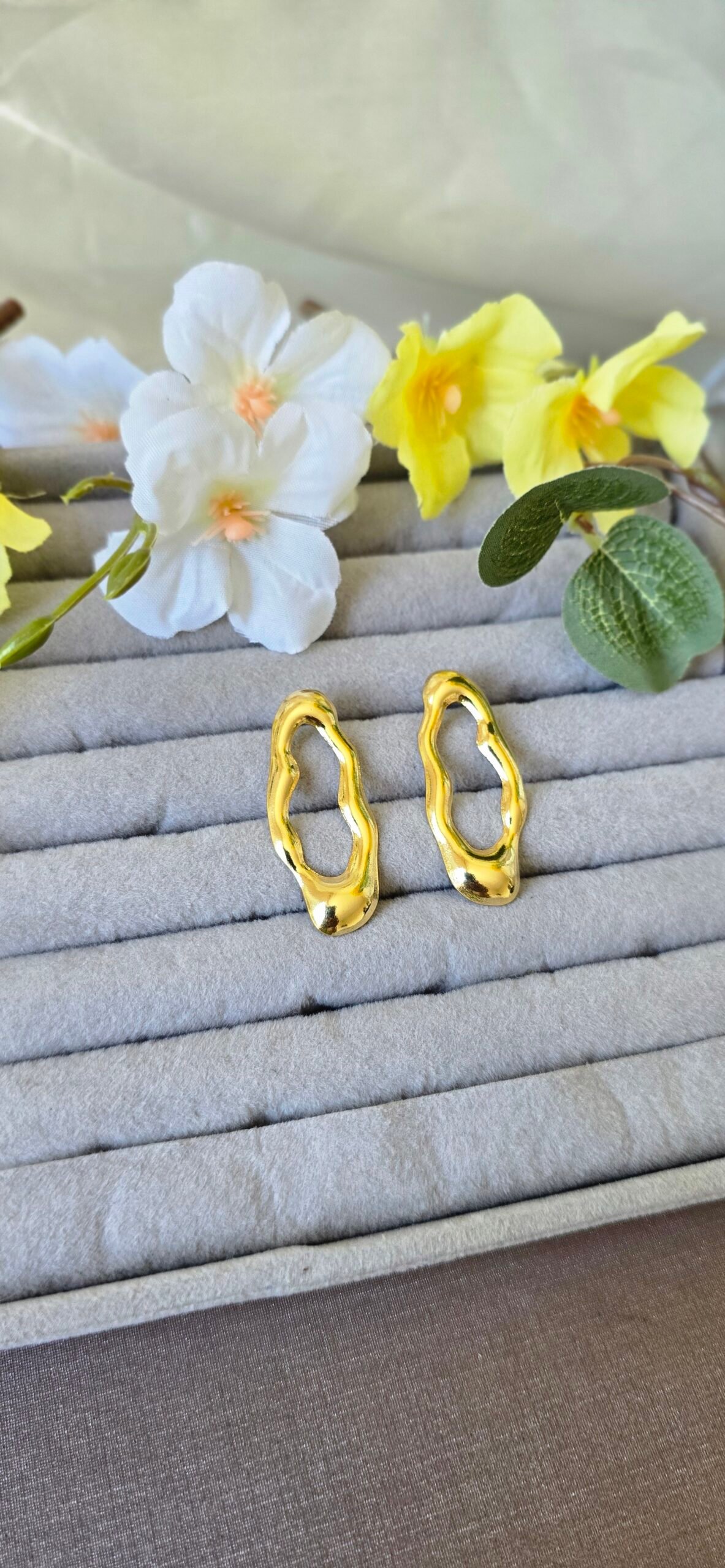 Brinco Dourado Orgânico Vazado – Design Moderno e Escultural