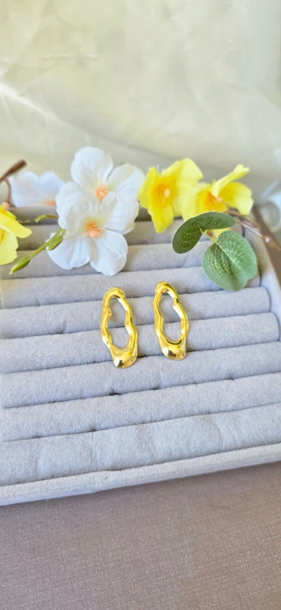 Brinco Dourado Orgânico Vazado – Design Moderno e Escultural - Imagem 11