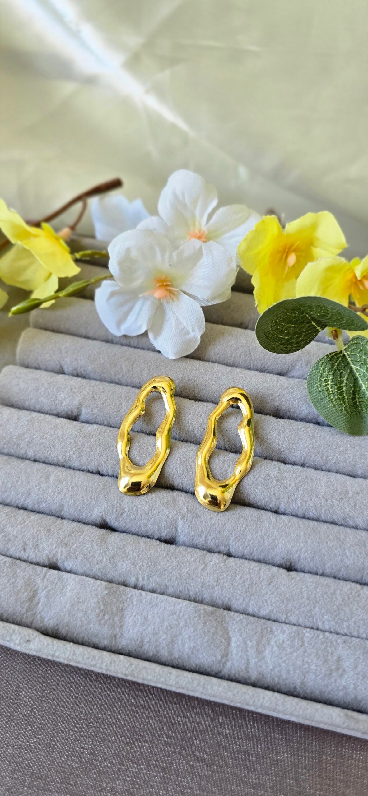 Brinco Dourado Orgânico Vazado – Design Moderno e Escultural - Imagem 6