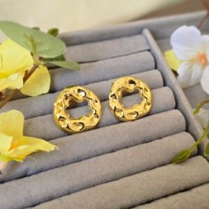 Brinco Dourado Orgânico Vazado – Design Moderno e Sofisticado