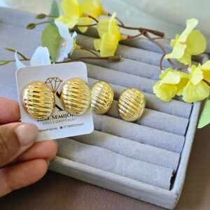 Brinco Dourado Oval Texturizado – Elegância Clássica com Toque Moderno