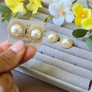 Brinco Dourado Pérola Clássica com Zircônias – Elegância Atemporal e Sofisticação ✨🤍