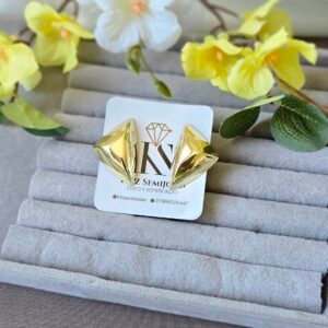 Brinco Dourado Pirâmide Maxi – Poder, Estilo e Sofisticação em Destaque 