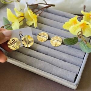 Brinco Dourado Redondo Orgânico – Design Moderno e Sofisticado