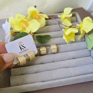 Brinco Modelo Argola Dourada Cravejada – Brilho e Sofisticação