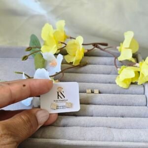 Brinco Quadrado Dourado Cravejado com Zircônias – Elegância e Brilho Sofisticado