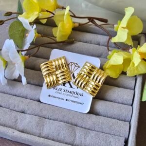 Brinco Quadrado Dourado Texturizado Maxi – Elegância Marcante e Estilo Sofisticado