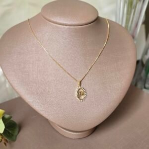 Colar Feminino Dourado Medalha Fé com Zircônias – Elegância, Proteção e Significado