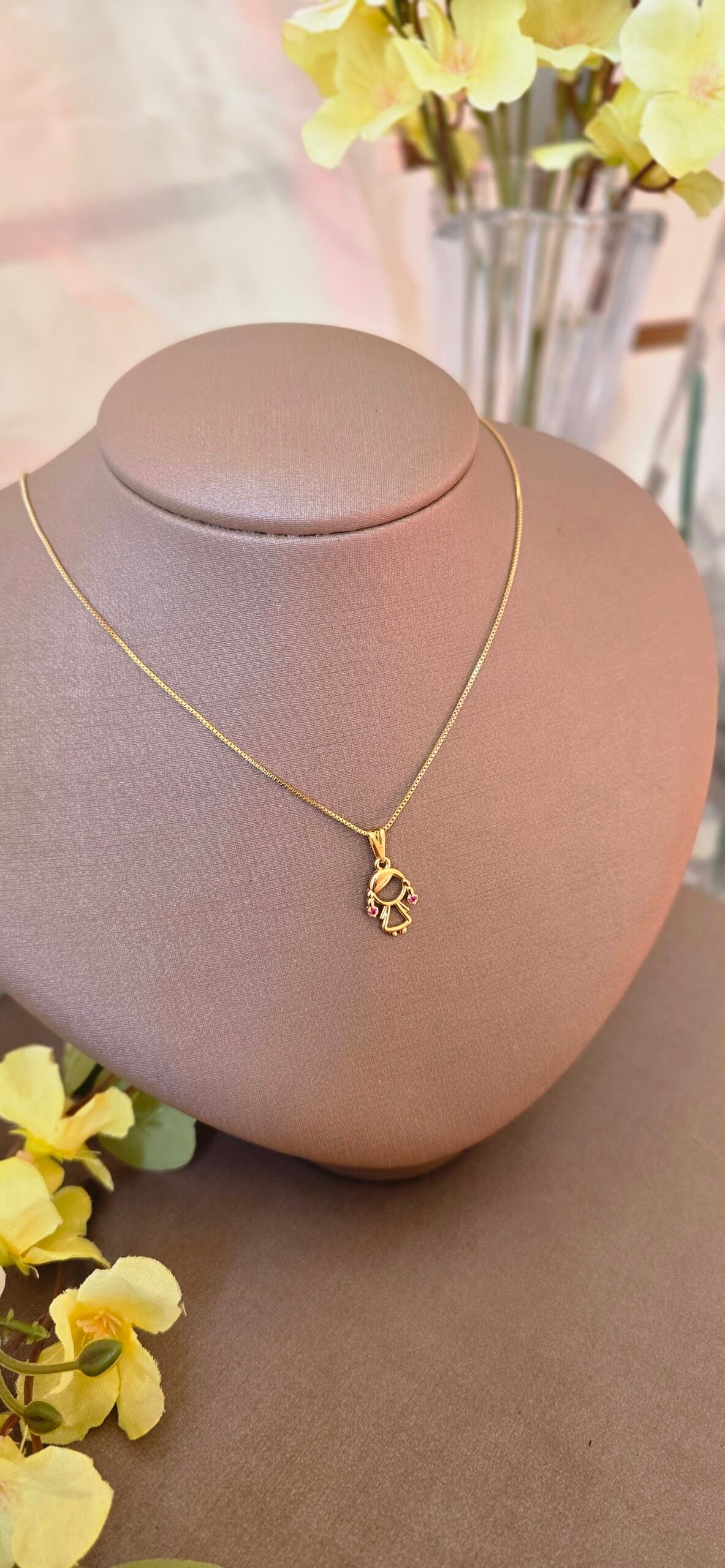 Colar Feminino Dourado Menina com Zircônias – Delicado, Afetivo e Cheio de Significado - Imagem 9