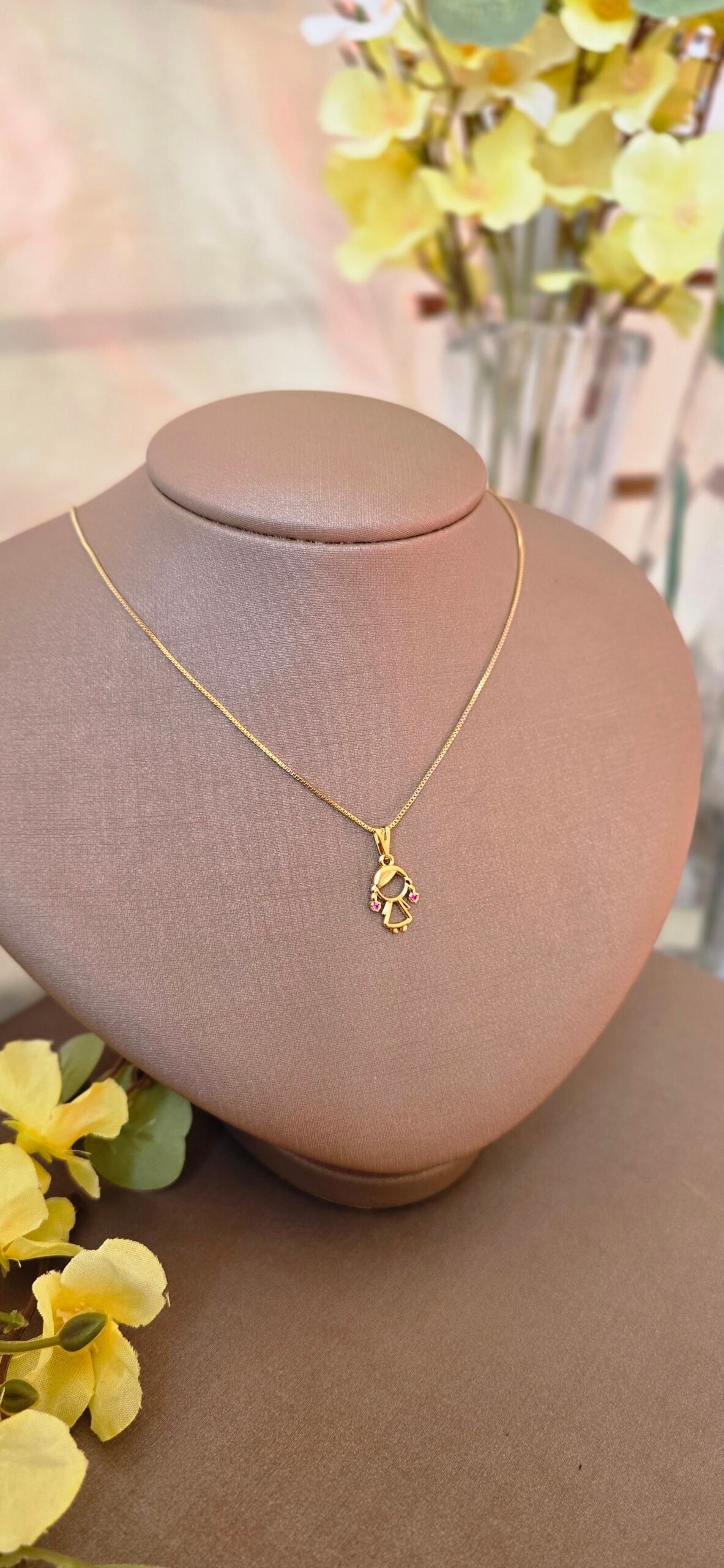 Colar Feminino Dourado Menina com Zircônias – Delicado, Afetivo e Cheio de Significado - Imagem 3