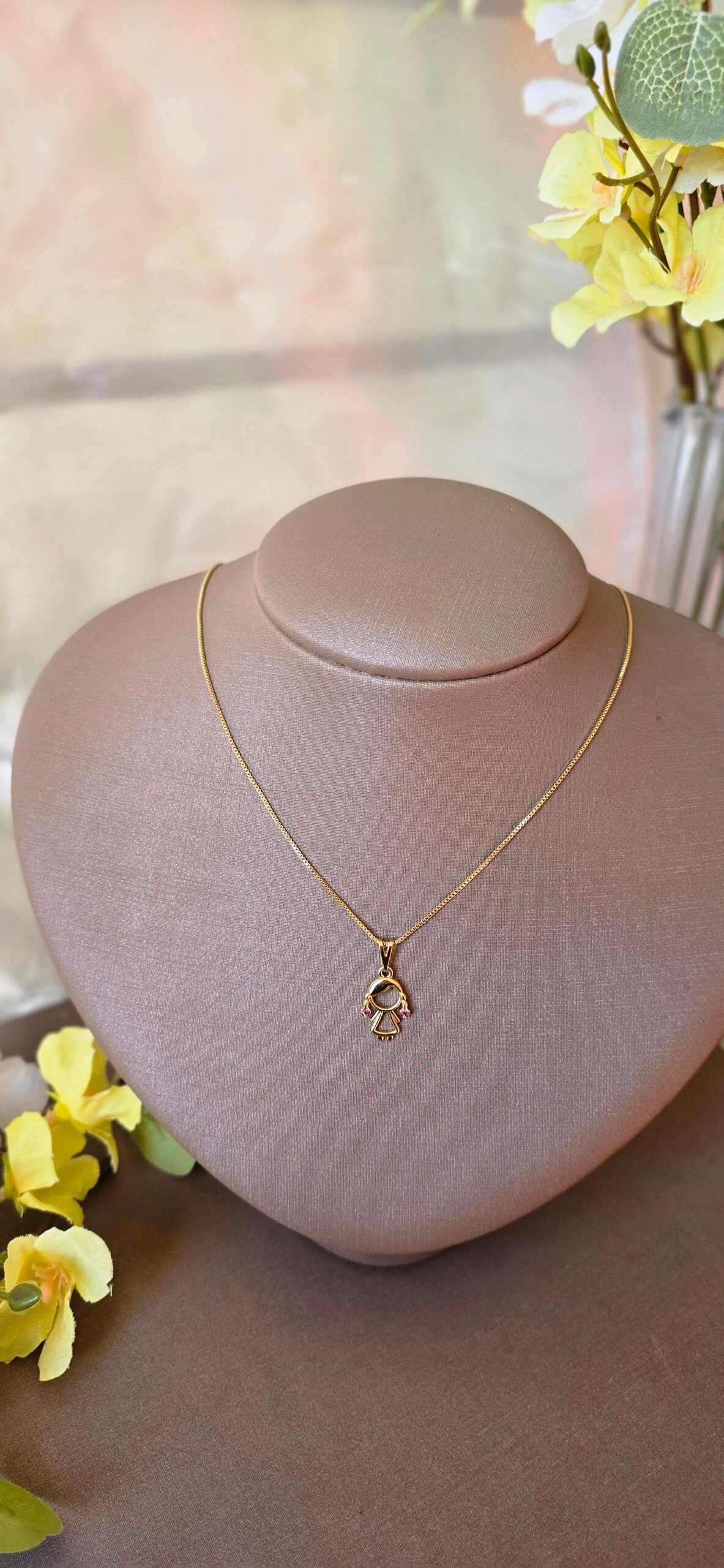 Colar Feminino Dourado Menina com Zircônias – Delicado, Afetivo e Cheio de Significado - Imagem 2