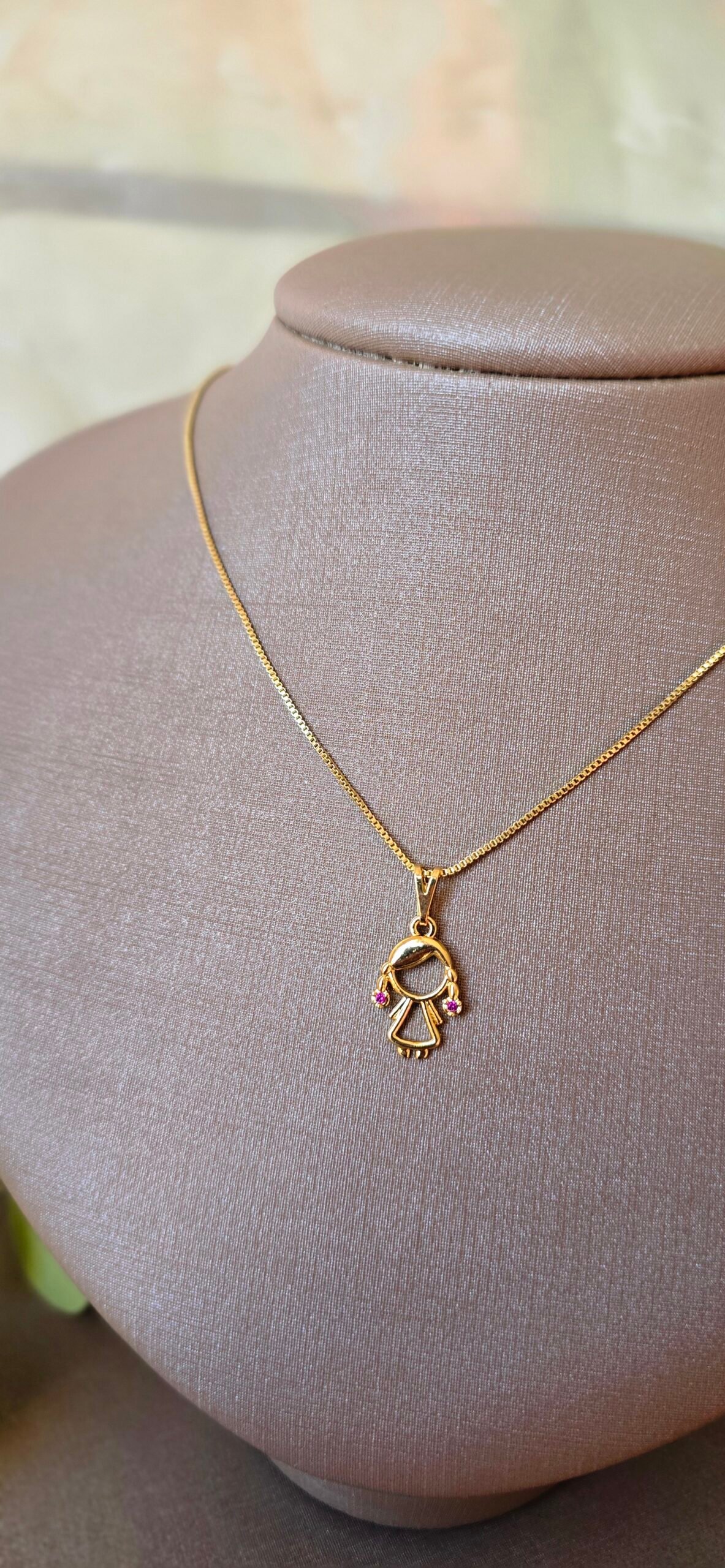 Colar Feminino Dourado Menina com Zircônias – Delicado, Afetivo e Cheio de Significado - Imagem 4