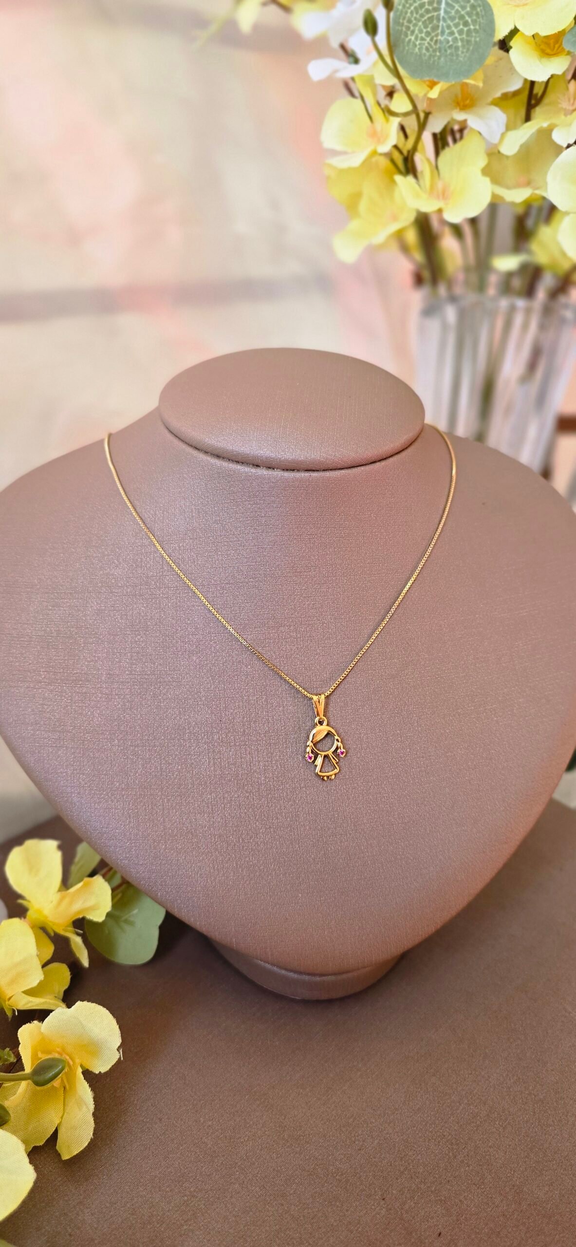 Colar Feminino Dourado Menina com Zircônias – Delicado, Afetivo e Cheio de Significado - Imagem 5