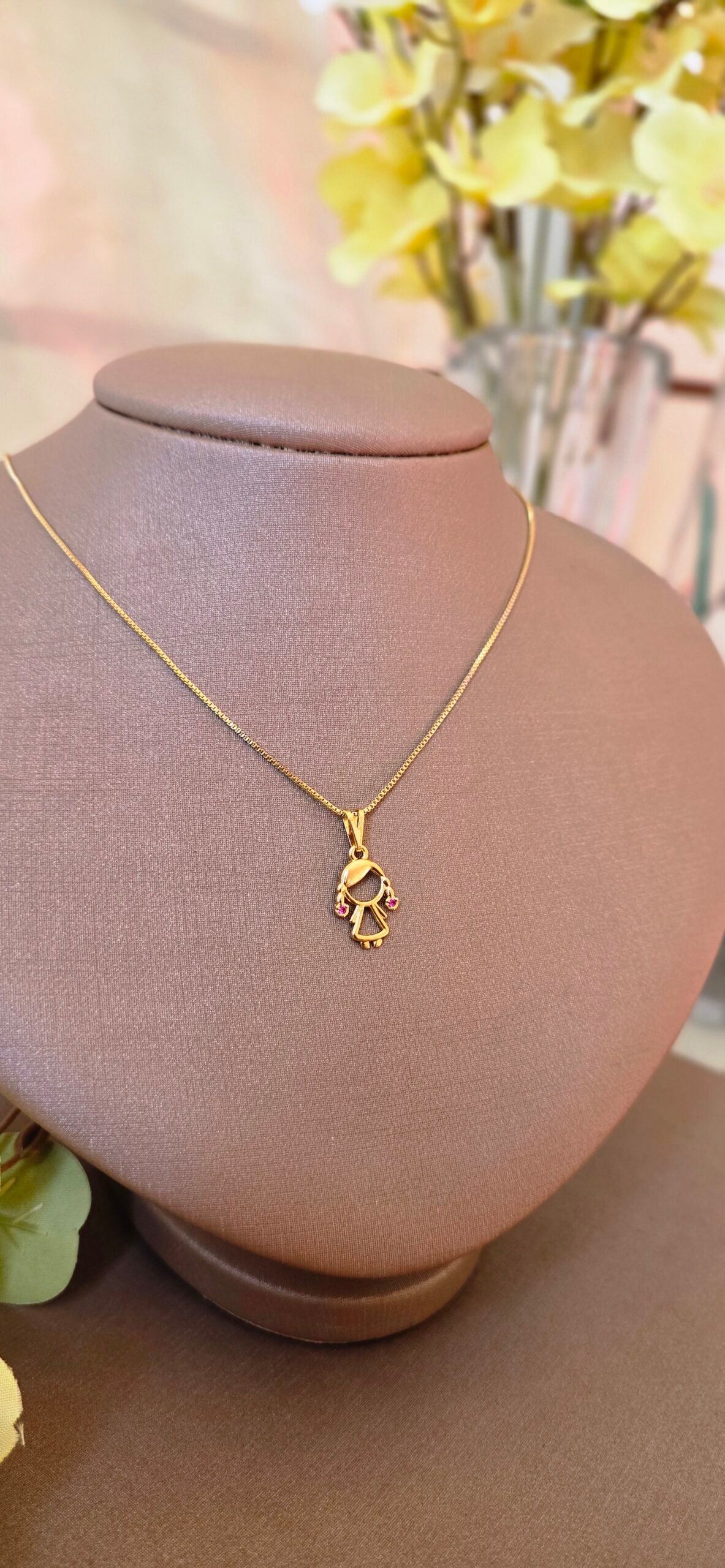 Colar Feminino Dourado Menina com Zircônias – Delicado, Afetivo e Cheio de Significado