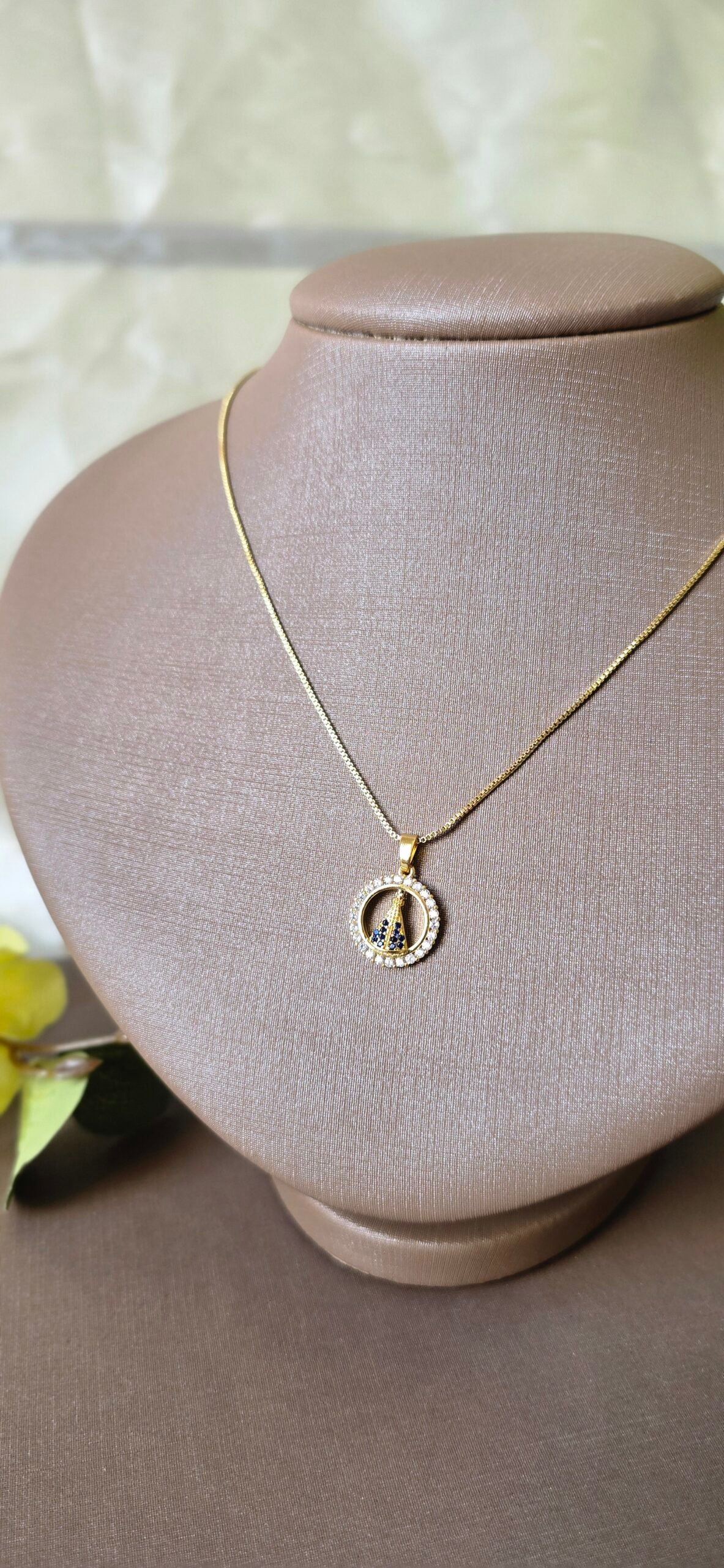 Colar Feminino Dourado Nossa Senhora Aparecida com Zircônias – Fé e Elegância - Imagem 9