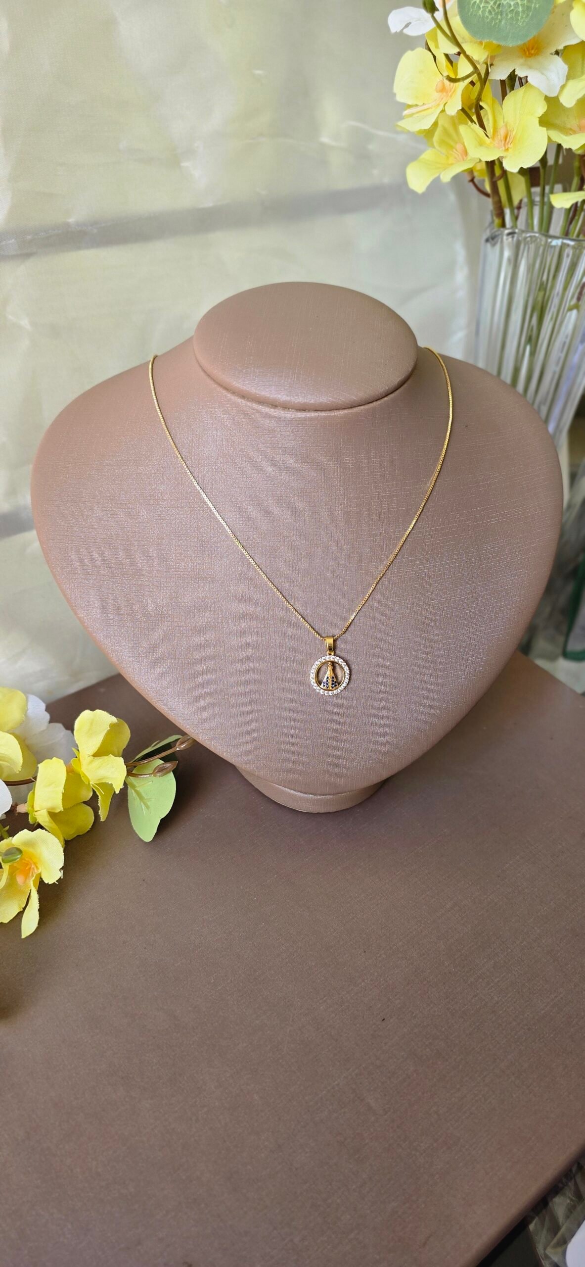Colar Feminino Dourado Nossa Senhora Aparecida com Zircônias – Fé e Elegância - Imagem 5