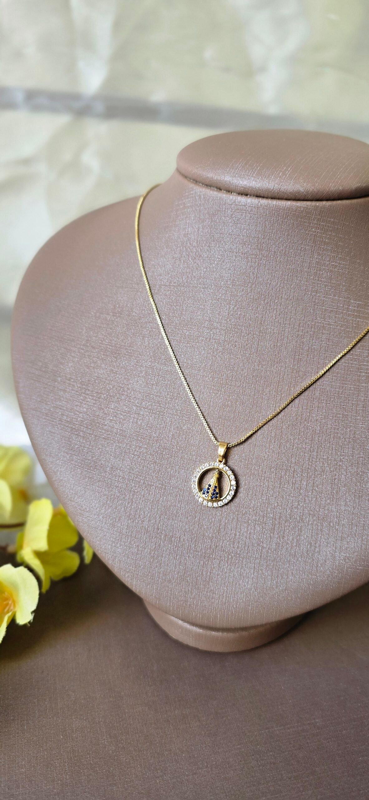 Colar Feminino Dourado Nossa Senhora Aparecida com Zircônias – Fé e Elegância - Imagem 6