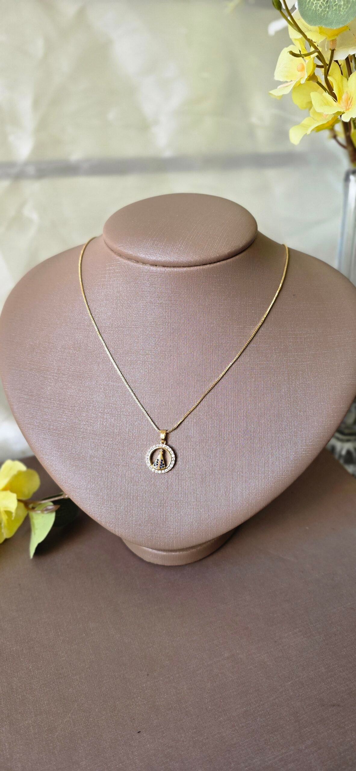 Colar Feminino Dourado Nossa Senhora Aparecida com Zircônias – Fé e Elegância - Imagem 7
