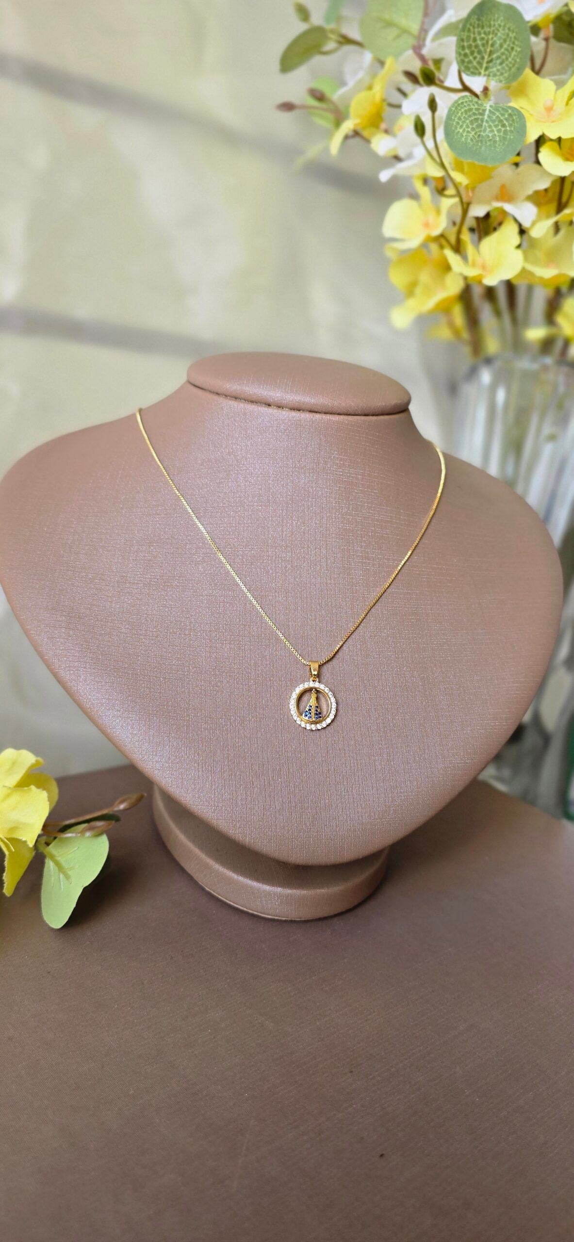 Colar Feminino Dourado Nossa Senhora Aparecida com Zircônias – Fé e Elegância