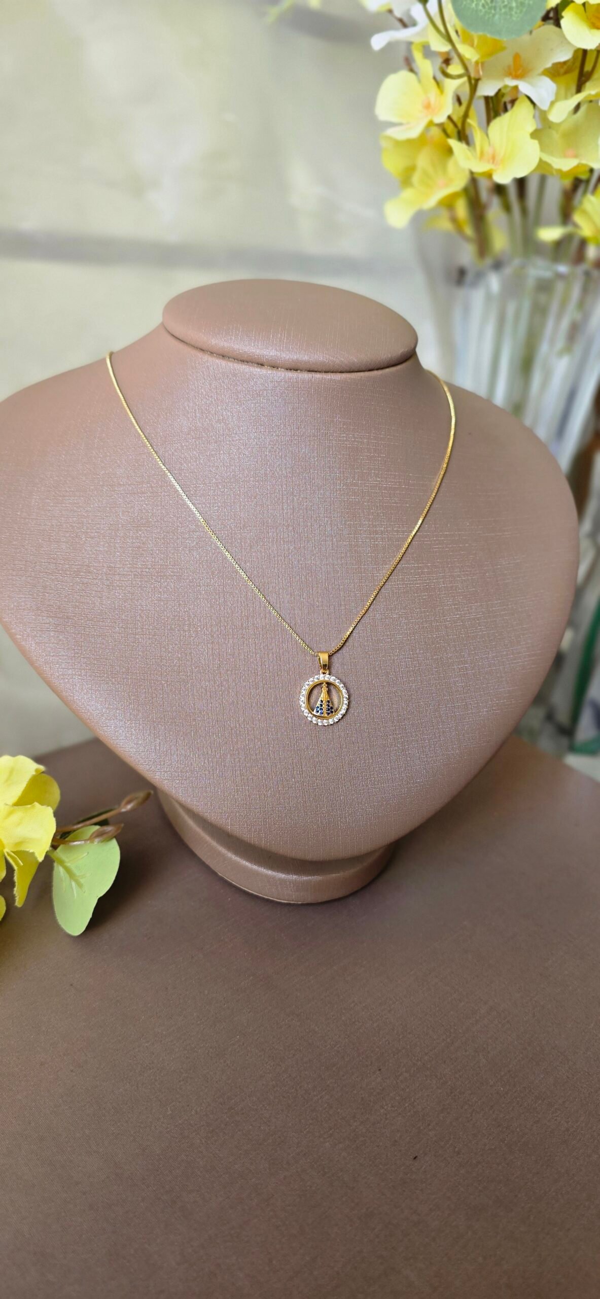 Colar Feminino Dourado Nossa Senhora Aparecida com Zircônias – Fé e Elegância - Imagem 8