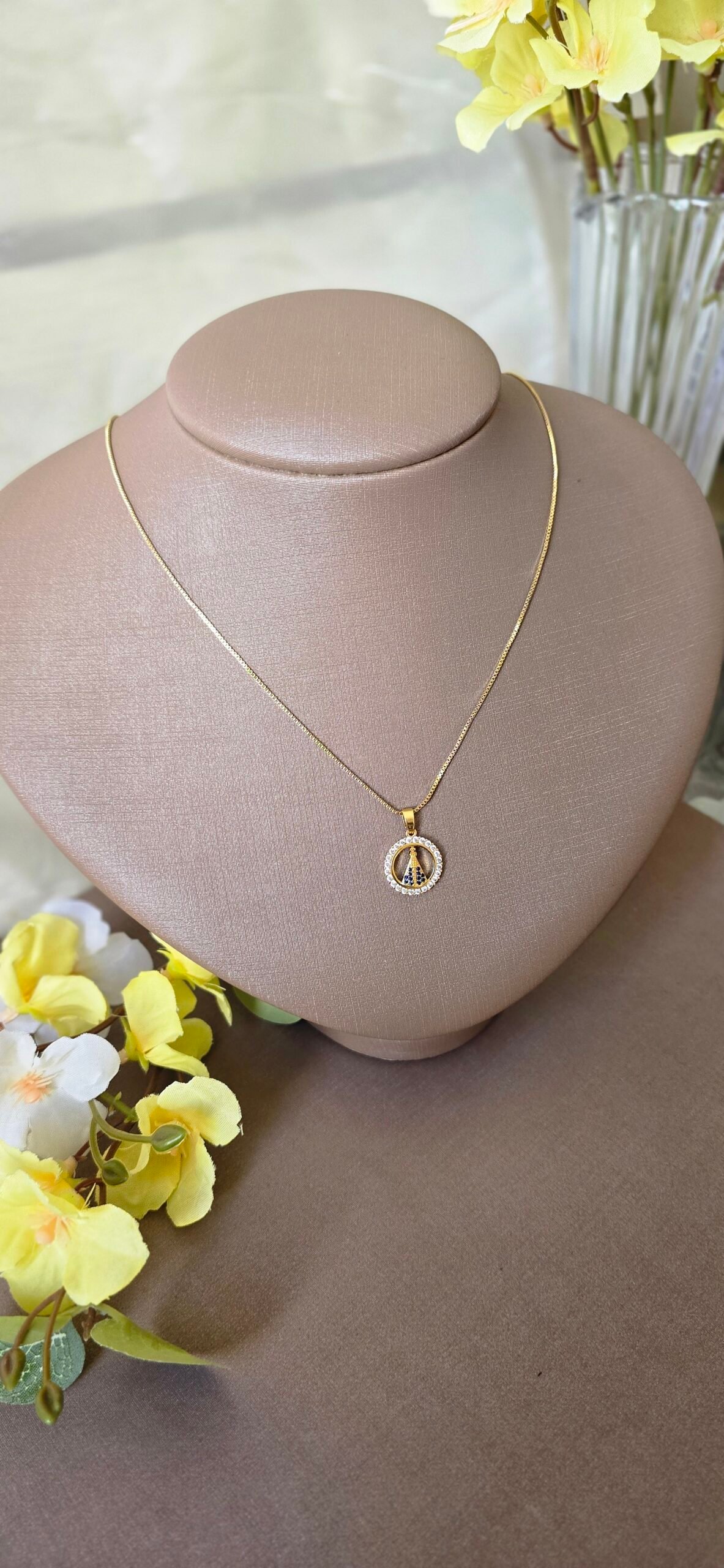 Colar Feminino Dourado Nossa Senhora Aparecida com Zircônias – Fé e Elegância - Imagem 3
