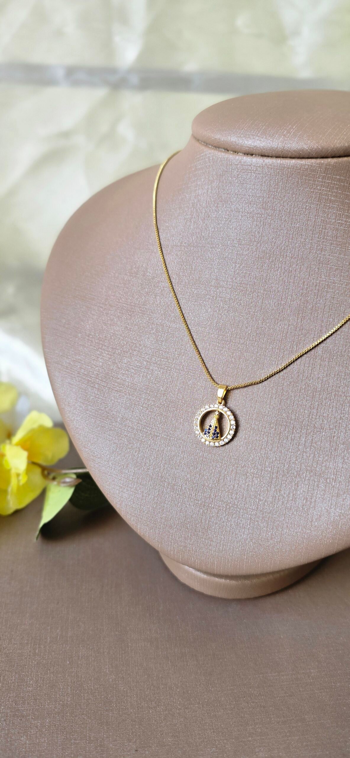 Colar Feminino Dourado Nossa Senhora Aparecida com Zircônias – Fé e Elegância - Imagem 4