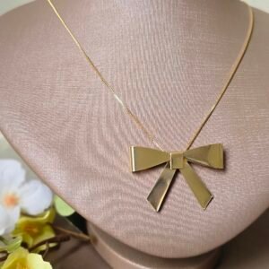 Colar Feminino Dourado com Pingente de Laço – Elegância Moderna