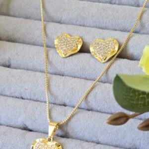 Linha Coração Dourado Cravejado – Brinco ou Colar | Elegância Atemporal