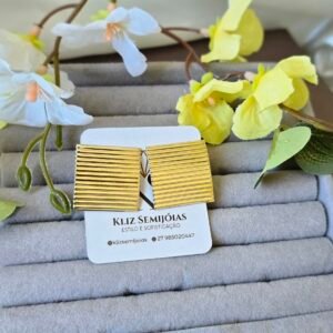 Brinco Quadrado Dourado Texturizado – Design Moderno e Sofisticação Atemporal